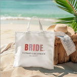 Bolsa Tote Presente Personalizado para a Noiva da Despedida d<br><div class="desc">Celebre a noiva com estilo com esta bolsa de mão personalizada projetada para todos os seus essenciais! Com tipografia ousada “BRIDE”, nome personalizado e localização do evento, esta bolsa de lona elegante é perfeita para fins de semana de despedida de solteira, preparativos para o dia do casamento ou presentes para...</div>
