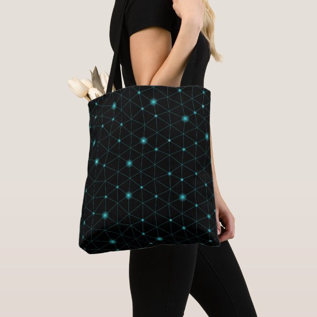 Bolsa tote preta com uma rede geométrica azul néon (Close Up)