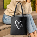 Bolsa Tote Preto Personalizado do Coração Chic<br><div class="desc">Este saco preto de tote é personalizado com o seu nome numa fonte simples sobre um grande coração branco. Ideal para você mesmo,  para suas damas de honra,  clube de livros,  presente de graduação,  presente de aniversário,  presente de professor ou qualquer ocasião. Mais cores em nossa loja.</div>