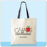 Bolsa Tote Professora Coordenadora do Caos, Apple Cute<br><div class="desc">Este design de professor bonitinho apresenta o texto "coordenador do caos" e uma maçã com espaço abaixo para um nome ou texto pessoal! Clique no botão personalizar para obter mais flexibilidade na modificação/adição de texto! No nosso compro, estão disponíveis variantes desta design, bem como produtos de coordenação, zazzle.com/store/doodlelulu. Entre em...</div>