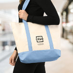 Bolsa Tote Promocional com marca de logotipo da empresa perso<br><div class="desc">Personalize facilmente este saco de totes de tendências com o logotipo da sua própria empresa e informações sobre o promocional. Sacos de tote personalizados são excelentes como presentes corporativos para funcionários, clientes e clientes. Também podem ser usados para promover sua marca de negócios em exposições, conferências ou como ofertas de...</div>