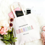 Bolsa Tote Promovido à vovó EST 2025 | Presente de Pastel<br><div class="desc">Celebre a mais doce promoção de todos os tempos com este minimalista "Promoted to Grandma EST 2025" personalizado tote bag! Apresentando uma inscrição pastel macia e um design limpo e moderno, este bolsa de algodão reutilizável é perfeito para corridas de mercearia, visitas a bebês, ou simplesmente mostrar esse novo e...</div>