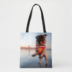 Bolsa Tote Pug Playing Ball on Beach