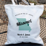 Bolsa Tote Qualquer Bag De Boas-Vindas Do Colorido Missouri,<br><div class="desc">Saco de presentes de boas-vindas para convidados fora da cidade para o seu casamento, com a imagem do Missouri. Você pode editar as cores de qualquer parte desta design, assim como mover o coração para o local do seu casamento. Para alterar as cores, clique em personalizar e, em seguida, "editar...</div>
