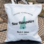 Bolsa Tote Qualquer Bag de Boas-vindas do New Hampshire Map,<br><div class="desc">Saco de presentes de boas-vindas para convidados fora da cidade para o seu casamento, com a imagem de New Hampshire. Você pode editar as cores de qualquer parte desta design, assim como mover o coração para o local do seu casamento. Para alterar as cores, clique em personalizar e, em seguida,...</div>