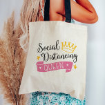 Bolsa Tote Rainha de Distância Social<br><div class="desc">Você tem se distanciado social desde antes era legal? Mostre seu status introvertido e faça sua parte para a saúde pública com esta engraçada tipografia baseada em tote que é perfeita para jogar seu essencial de sala em sala enquanto você se autoisola. Design apresenta a citação "rainha do distanciamento social"...</div>