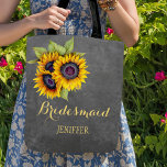 Bolsa Tote Raízes de casamentos russos<br><div class="desc">Mala de tote de na moda/madrinha de casamento/menina de flores, elegante e russa, no quadro de cinza escuro, com belos buquês de girassol de ouro amarelo. Personalize-o com o nome da dama de honra na frente e com os nomes da noiva e noiva e a data do casamento no verso....</div>