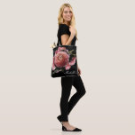 Bolsa Tote Ramalhete Floral Rosa Romântico em Preto<br><div class="desc">Romântico e sombrio, este saco tote é o presente perfeito para os membros da sua comitiva de noiva. O design floral apresenta um buquê natural de rosas rosa beijo e ranúnculos deslumbrantes com folhas verde-escuras em um arranjo luxuoso sobre um fundo preto de aquarela. Você pode personalizar com um nome...</div>
