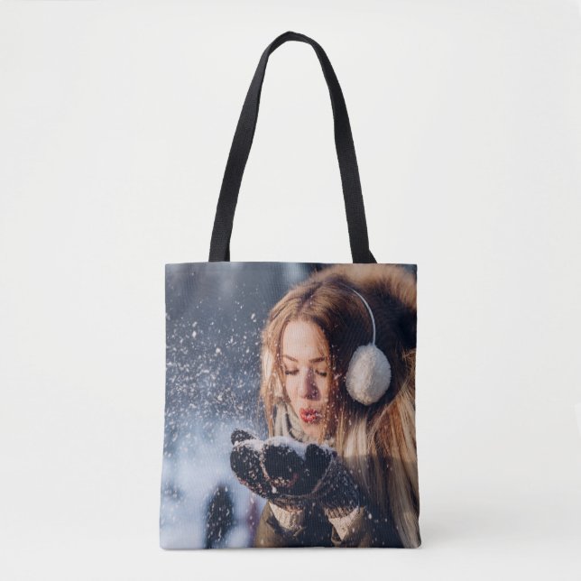 Bolsa Tote Rapariga de inverno soprando neve em sua mão (Frente)