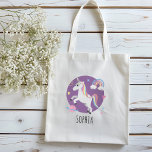 Bolsa Tote Raparigas Roxo Roxo Unicórnio Arco-íris e Nomes Cr<br><div class="desc">Este lindo e adorável sacola de crianças do unicórnio apresenta um desenho animado unicórnio,  planeta,  estrelas,  coroa,  arco-íris e coração,  e pode ser personalizado com o nome de suas meninas. O dom mágico roxo perfeito para o seu unicórnio ou princesa que ama a criança ou criança.</div>