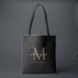 Bolsa Tote Recém-casado Sr. Monograma Nomes Ano Dourado Preto<br><div class="desc">Um saco de tote simples, moderno e monograma com seus nomes em uma caligrafia branca elegante com script manuscrito em um fundo preto com seu monograma em ouro. Basta adicionar seus nomes, ano estabelecido e monograma na tipografia da na moda. Presente de luxo perfeito para os convidados de casamento do...</div>