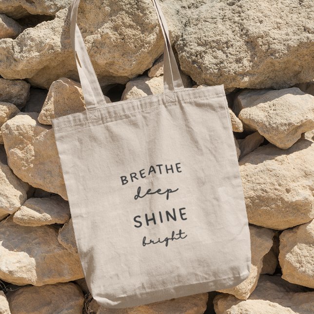 Bolsa Tote Respire o presente da meditação ioga brilhante pro (Shop now and infuse your practice with purpose.)