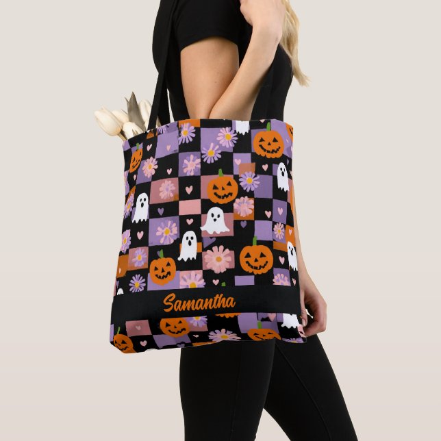 Bolsa Tote Retro Checkerboard Halloween Ghosts and Pumpkins (Close Up)