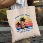 Bolsa Tote Retro Palm Tree Sunset Cruise Férias Familiares<br><div class="desc">Este design pode ser personalizado na área fornecida pela alteração da foto e/ou do texto. Ou pode ser personalizado clicando em Personalizar este Modelo e, em seguida, escolhendo o clique para personalizar mais a opção e excluir ou alterar a cor do plano de fundo, adicionar texto, alterar a cor ou...</div>
