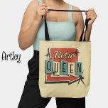 Bolsa Tote Retro Queen Cream Vintage 60s 70s Sinal de Motel<br><div class="desc">Esta bolsa colorida de tote faria um presente de excelente para um bebê que ama essas vibrações retrorreflectoras. Rainha Retro! Projetadas tendo em mente a estética de um antigo motel de 60 ou 70 anos ou placa de posto de gasolina, as cores retrô do lacre, vermelho, preto e creme realmente...</div>