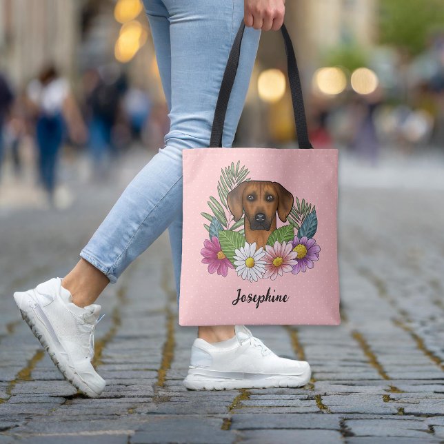 Bolsa Tote Ridgeback Rhodesian Dog Com Flores E Nome Rosa (Please note: This image is a digital mockup. The product may not be in scale.)
