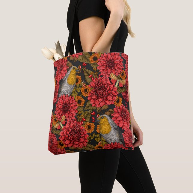 Bolsa Tote Robins no jardim do outono, dahlias vermelhas em p (Close Up)