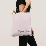 Bolsa Tote Rosa Bege Elegante Monograma Script Personalizado<br><div class="desc">Bolsa Tote Feminina Minimalista Simples Limpa Rosa Bege Monograma Nome Assinatura Rótulo Personalizada. Este design apresenta um nome personalizado em uma tipografia de assinatura com fonte manuscrita bonita e cursiva (ou caligrafia) em um fundo rosa poeira pastel ou rosa bege claro. Ótimo presente feminino para aniversário, casamento, Natal, festa de...</div>