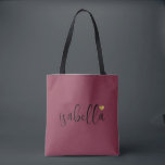 Bolsa Tote Roteiro personalizado para madrinha de burgundy<br><div class="desc">Uma bolsa burgundy moderna e elegante com nome em script preto e coração dourado,  perfeita para uma proposta de madrinha. Suas madrinhas podem encher sua bolsa com itens essenciais para as viagens da despedida de solteira ou com itens essenciais para levar na manhã do casamento.</div>