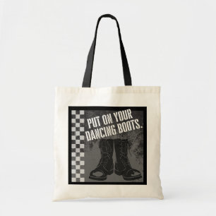 Bolsa Tote Roupa de duas tonalidades vestida com suas botas d
