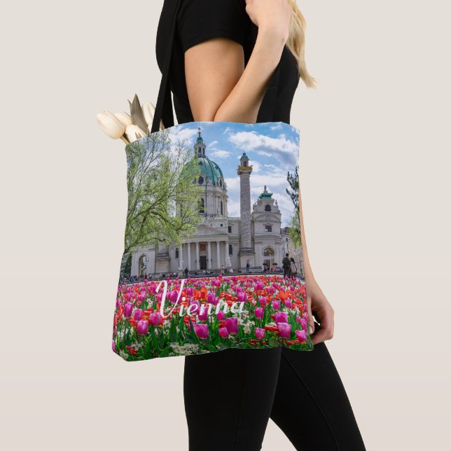 Bolsa Tote Rua. Charles Church em primavera em Viena, Áustria (Close Up)
