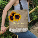 Bolsa Tote Rústico girassol brava caseira<br><div class="desc">Mala russa elegante de verão ou de na moda de outono / madrinha de casamento / bolsa de tote de menina de flores em uma burlap volta bege faux apresentando belos buquês de girassol de ouro amarelo e bordas brancas de renda em ambos os rostos. Fácil de personalizar com o...</div>