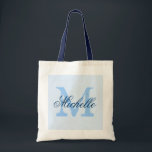 Bolsa Tote Saco de casamento azul-pastel claro e marinho<br><div class="desc">Saco de tota azul-marinho e pastel leve com monograma personalizado. Design de estilo de chic ventilado. Personalizar para madrinhas,  floreiras,  madrinhas de casamento,  mãe da noiva,  hóspedes,  etc. Texto de script elegante para nome. Nome amarelo Dourado inicial.</div>