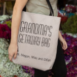 Bolsa Tote Saco de fuga da vovó de netos<br><div class="desc">Este design foi criado através da arte digital. Pode ser personalizado na área fornecer ou personalizar escolhendo o clique para personalizar mais opções e alterando o nome, as iniciais ou as palavras. Você também pode alterar a cor e o estilo do texto ou excluir o texto de um design de...</div>