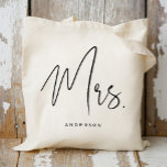 Bolsa Tote Saco de mão "Calligraphy Mrs. Bride to Be"<br><div class="desc">Confira mais de 400 estilos populares de bolsas de mão para casamento da coleção "Bolsas de Mão para Casamento" da nossa loja! Clicar em “Editar Design” permitirá que você personalize ainda mais. Você pode alterar o tamanho da fonte, a cor da fonte e muito mais!</div>