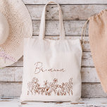 Bolsa Tote Saco de mão com nome da dama de honra Boho com flo<br><div class="desc">Eleve a sua proposta de madrinha ou gesto de agradecimento com a nossa encantadora Bolsa de Nome de Madrinha Boho de Flores Silvestres! Feita com amor e adornada com desenhos florais intrincados, esta bolsa captura perfeitamente a essência da elegância boêmia. Cada bolsa é personalizada com o nome da sua madrinha,...</div>