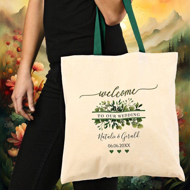 Bolsa Tote Saco de mão com texto de boas-vindas em verde para (An elegant wedding tote bag featuring a stylized green welcome script text and greenery)