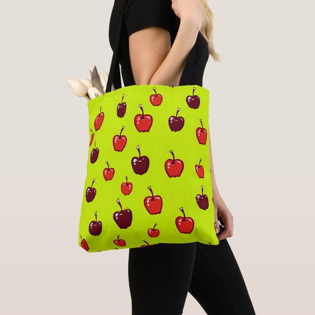 Bolsa Tote Saco de mão de maçã vermelha fresca com fundo verd (Close Up)