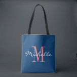 Bolsa Tote Saco de toa de casamento do monograma azul-coral e<br><div class="desc">Saco de tota de casamento, cor-de-rosa e marinho, azul-coral, para a noiva e a tripulação da noiva, damas de honra, madrinha de casamento, florista, mãe da noiva, matrimônio de honra etc. Design de tipografia elegante com texto de script chic para nome. Adicione sua própria letra inicial de nome monograma. Acessório...</div>