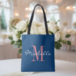 Bolsa Tote Saco de toa de casamento do monograma azul-coral e<br><div class="desc">Saco de tota de casamento, cor-de-rosa e marinho, azul-coral, para a noiva e a tripulação da noiva, damas de honra, madrinha de casamento, florista, mãe da noiva, matrimônio de honra etc. Design de tipografia elegante com texto de script chic para nome. Adicione sua própria letra inicial de nome monograma. Acessório...</div>