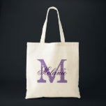 Bolsa Tote Saco de toalha de casamento de monograma roxo pers<br><div class="desc">Saco de tote de casamento de monograma roxo personalizado para a tripulação da noiva. Design de logotipo de cor de ameixa elegante com letra inicial monograma e letra na moda com tipografia de caligrafia. Boa ideia de presente para a noiva ser e as noivas entrarem. Faça um para madrinhas, madrinhas...</div>