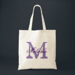 Bolsa Tote Saco de toalha de casamento de monograma roxo pers<br><div class="desc">Saco de tote de casamento de monograma roxo personalizado para a tripulação da noiva. Design de logotipo de cor de ameixa elegante com letra inicial monograma e letra na moda com tipografia de caligrafia. Boa ideia de presente para a noiva ser e as noivas entrarem. Faça um para madrinhas, madrinhas...</div>