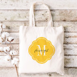 Bolsa Tote Saco de Toia da Garota Flor Monograma Amarelo<br><div class="desc">Sacos de tote de festa de casamento monogramas, de tendências bonitas, personalizados com um monograma inicial personalizado, texto de floricultura ou adição de um nome ou outra mensagem. Clique em Personalizar para alterar fontes e cores de texto para criar um presente exclusivo para as suas damas de honra e festa...</div>