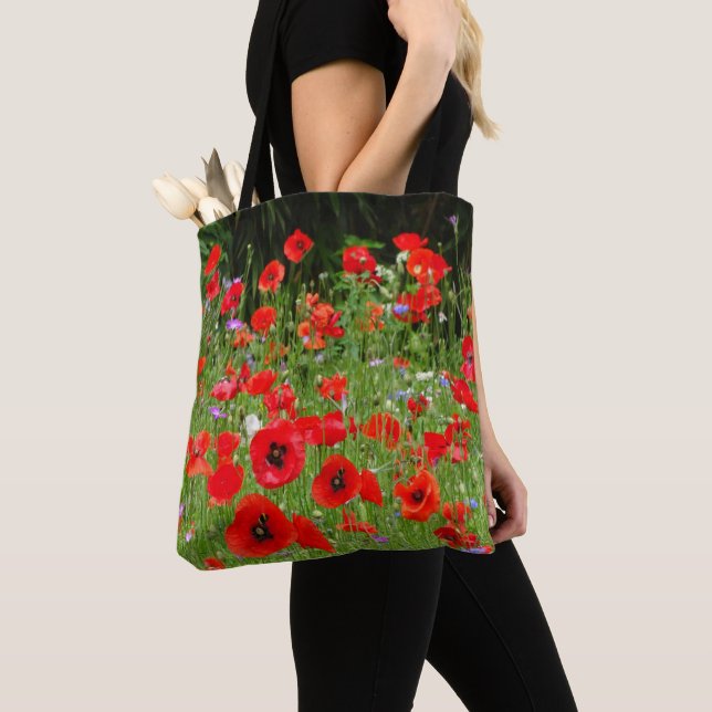 Bolsa Tote Saco de Toques do Campo de Poppies Vermelhos (Close Up)