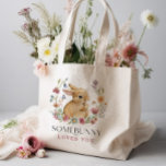 Bolsa Tote Saco de Tota de Flor Selvagem de Um Chá de fraldas<br><div class="desc">Alguém te ama na bolsa! Esta design apresenta um delicado buquê de coroa de flores murchosas pintadas à mão ao redor de um adorável coelho bebê. Uma combinação encantadora de fontes modernas e rústicas completa essa doce design. Veja a coleção inteira para mais itens correspondentes!</div>