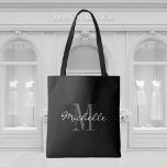 Bolsa Tote Saco preto e branco de monograma preto e branco<br><div class="desc">Saco preto e branco de monograma. Na moda monograma design com tipografia de script para nome personalizado. Adicione sua própria carta inicial personalizada. O partido clássico favorece a ideia de presente para casamento chic, aniversário do rico, aniversário do aniversário, solteira, noivado, fim de semana das meninas, chá de panela etc....</div>