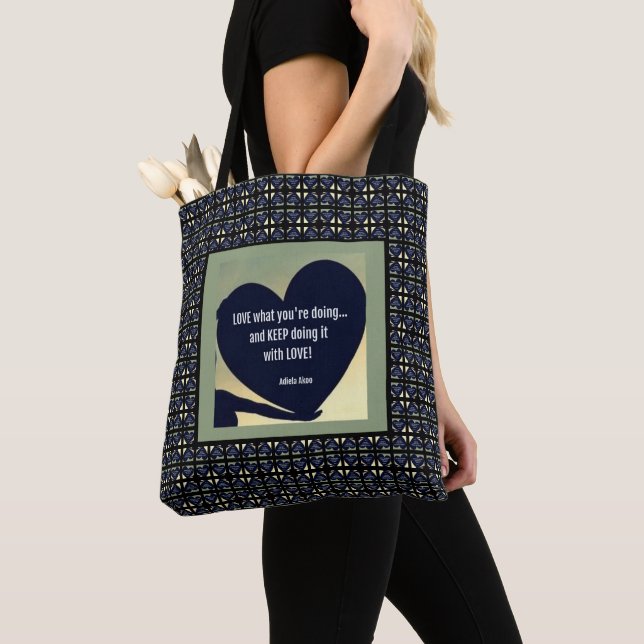 Bolsa Tote SACOLA LOVE What You're Doing de Adiela Akoo (Close Up)