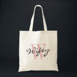 Bolsa Tote Sacolas corais da lua de mel do monograma do rosa<br><div class="desc">Sacolas cor-de-rosa da lua de mel do monograma de carvão WIFEY. Totebag elegante do orçamento com tipografia à moda da caligrafia. Acessório bonito do casamento para a esposa, a noiva a ser, as mulheres do newlywed e as meninas novas etc. do recem casados. Pode igualmente ser o uso como sacolas...</div>