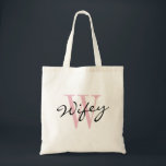 Bolsa Tote Sacolas corais da lua de mel do monograma do rosa<br><div class="desc">Sacolas cor-de-rosa da lua de mel do monograma de carvão WIFEY. Totebag elegante do orçamento com tipografia à moda da caligrafia. Acessório bonito do casamento para a esposa, a noiva a ser, as mulheres do newlywed e as meninas novas etc. do recem casados. Pode igualmente ser o uso como sacolas...</div>