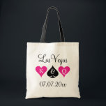 Bolsa Tote Sacolas do casamento do tema de Las Vegas para<br><div class="desc">Sacola personalizada do casamento do tema de Las Vegas com os ternos do cartão de jogo. Rosa e corações de néon e pá preta. Sacola do casamento do póquer do ás de espada com rei e rainha dos corações. Letra do monograma de Personalizable para noivos. Ideia bonito para a noiva...</div>