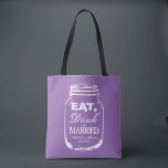 Bolsa Tote Sacolas roxas feitas sob encomenda do casamento do<br><div class="desc">Sacolas roxas do casamento da lavanda feita sob encomenda do frasco de pedreiro do vintage para a noiva e as damas de honra. Design rústico bonito com cor feita sob encomenda do fundo. Excelente para casamentos do chique do país. O na moda desvaneceu-se modelo da tipografia do roteiro. Adicione seus...</div>