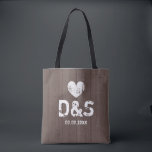 Bolsa Tote Sacos de toalha de caserna de madeira castanha vin<br><div class="desc">Sacos de tote de casamento ruidosos, castanhos escuros. Acessórios elegantes para noiva, damas de honra, mãe da noiva, etc. Adicione seu próprio nome monograma iniciais de noiva e noiva. Coração e tipografia fortes. Design de tema do casamento do estilo chic country. Ideias de presente de chique para festa de noiva....</div>