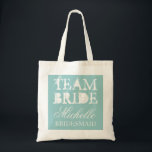 Bolsa Tote Sacos de tote de casamento da equipe Vintage | Azu<br><div class="desc">Vintage equipe noiva de casamento com nome personalizado. Design de estilo de chic ventilado. Personalizar para madrinhas,  floreiras,  madrinhas de casamento,  mãe da noiva,  hóspedes,  etc. Texto de script elegante para nome. Cor azul de turquesa lacrimejante.</div>