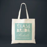Bolsa Tote Sacos de tote de casamento da equipe Vintage | Azu<br><div class="desc">Vintage equipe noiva de casamento com nome personalizado. Design de estilo de chic ventilado. Personalizar para madrinhas,  floreiras,  madrinhas de casamento,  mãe da noiva,  hóspedes,  etc. Texto de script elegante para nome. Cor azul de turquesa lacrimejante.</div>