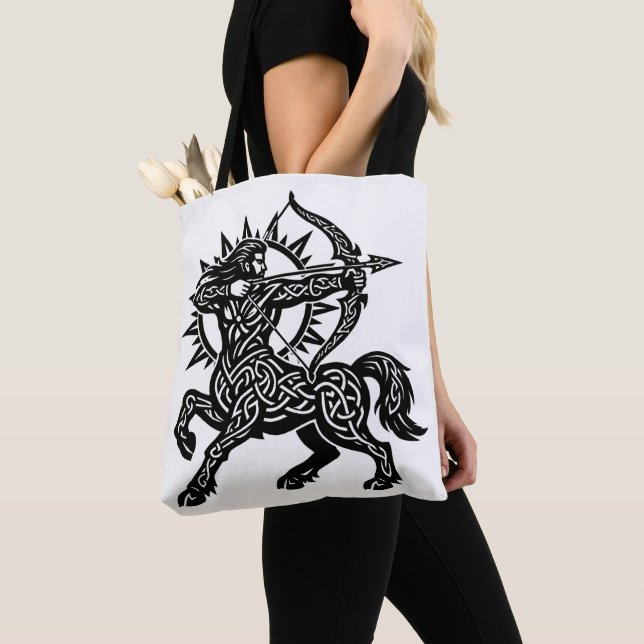 Bolsa Tote Sagitário — O Arqueiro por BurnsInHell (Close Up)