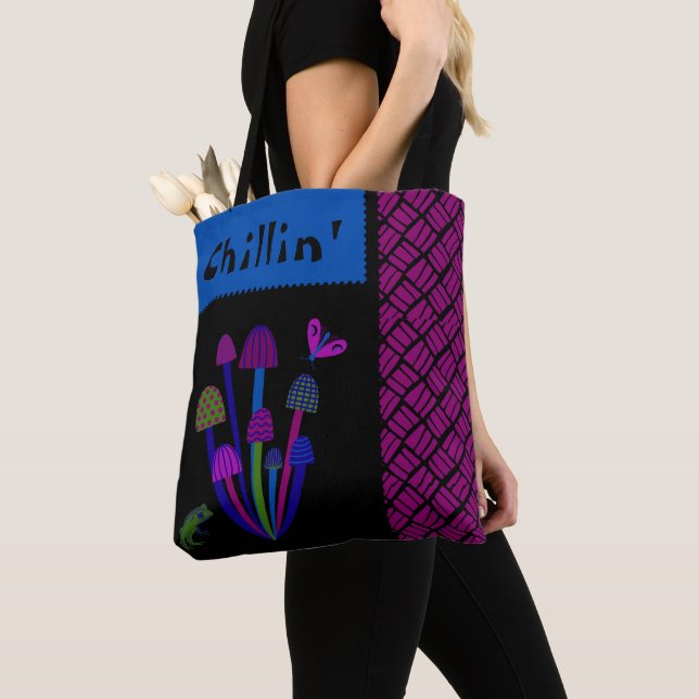 Bolsa Tote Sapo Whimsical n' Cogumelos "Chillin'" (Close Up)